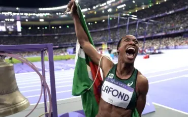 Теа Лафонд, которая впервые в истории выиграла олимпийскую медаль – и сразу золотую! — для небольшого островного государства Доминика в Карибском море. Фото: AP Photo / Matthias Schrader