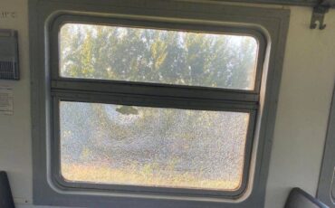 Разбитое стекло вагона в Пинске