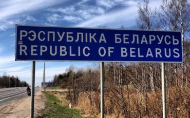 Знак на беларусско-российской границе в Витебской области Беларуси. Фото: правозащитный центр «Весна»