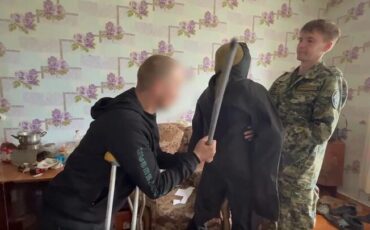 Фото: Скриншот видео следственного эксперимента, во время которого Григорий Стариков показывает, как убивал своих жертв. Следственный комитет РФ по Пермскому краю