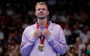 Беларус Игорь Бокий, победитель Паралимпийских игр на дистанции 50 метров вольным стилем, во время церомонии награждения, Париж, Франция, 2 сентября 2024 года. Фото: Reuters