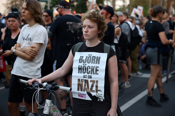 Демонстранты протестуют против партии «Альтернатива для Германии» (АдГ) после первых экзит-полов на выборах в Тюрингии. Эрфурт, 1 сентября 2024 года. Фото: Reuters Демонстранты протестуют против партии «Альтернатива для Германии» (АдГ) после первых экзит-полов на выборах в Тюрингии. Эрфурт, 1 сентября 2024 года. Фото: Reuters