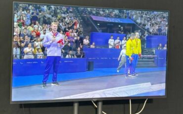 Игорь Бокий (на фото крайний слева) и украинские пловцы, 2 сентября 2024 года, Париж, Франция. Скриншот трансляции