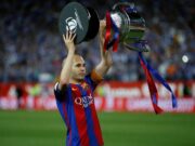 ндрес Иньеста получает трофей по окончании финала Кубка Испании, в котором «Барселона» победила «Алавес», Мадрид, Испания, 28 мая 2017 года. Фото: Reuters