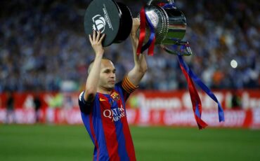 ндрес Иньеста получает трофей по окончании финала Кубка Испании, в котором «Барселона» победила «Алавес», Мадрид, Испания, 28 мая 2017 года. Фото: Reuters