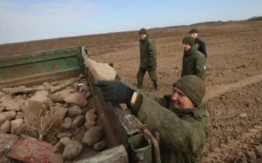 Весной на Гродненщине военные собирали на полях камни / БЕЛТА