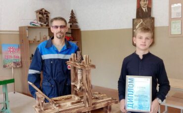 Богдан Андрукевич с педагогом Виктором Лебедевым. Фото: Пинский телеграм