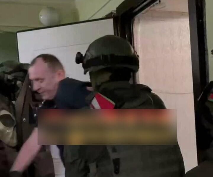 Задержание гражданина Израиля из-за комментариев о беларусских властях. Скриншот видео ГУБОПиК