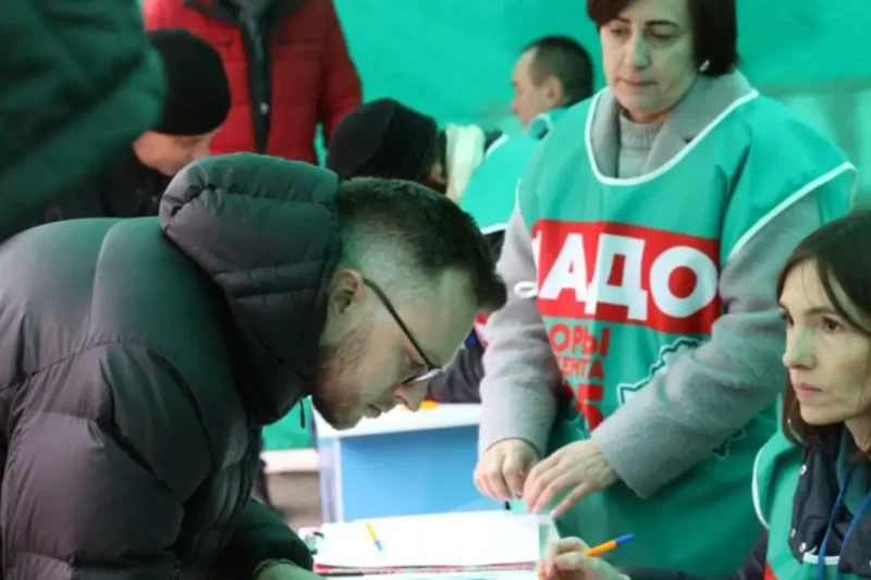 Пикет по сбору подписей за Лукашенко. Фото: БЕЛТА