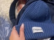 Шапка из подарочного набора для ребенка с праздника для детей в рамках акции «Наши дети», прошедшего в Минске 27 декабря 2024 года. Скриншот: tiktok.com/@snezhana0705