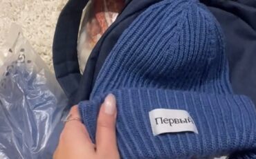 Шапка из подарочного набора для ребенка с праздника для детей в рамках акции «Наши дети», прошедшего в Минске 27 декабря 2024 года. Скриншот: tiktok.com/@snezhana0705