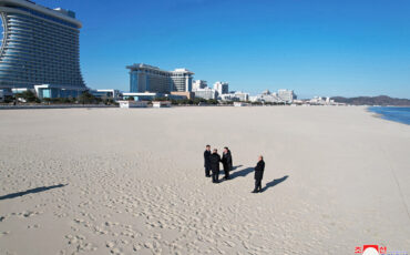 Северокорейский диктатор Ким Чен Ын и его дочь Ким Чжу Э посещают недавно построенную Кальмаскую прибрежную туристическую зону, Северная Корея, 29 декабря 2024 года. Фото: Reuters