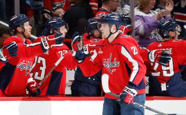 Алексей Протас из «Вашингтон Кэпиталз» принимает поздравления партнеров по команде. Фото: Reuters