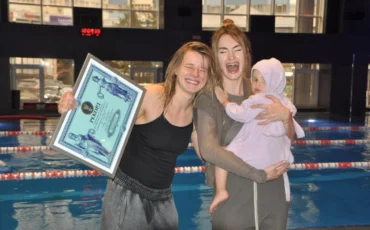 Двухлетняя Эмма Клочкова установила рекорд Украины по плаванию / фото с фейсбук-страницы Ланы Ветровой, руководительницы Национального реестра рекордов Украины