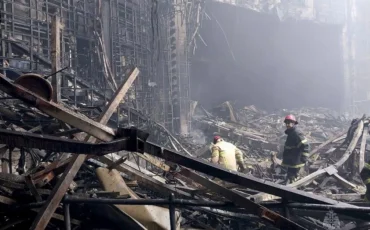 Спасатели работают в сгоревшем концертном зале после нападения на здание Crocus City Hall, 23 марта 2024 года. Фото: МЧС РФ