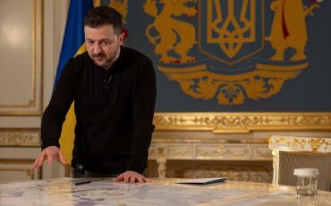 Президент Украины Владимир Зеленский показывает журналистам Reuters карту стратегических ресурсов и объектов во время интервью в Киеве, Украина, 7 февраля 2025 года. Фото: Reuters