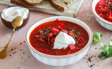 Борщ со свежей капустой и картофелем (Фото: gastronom.ru)