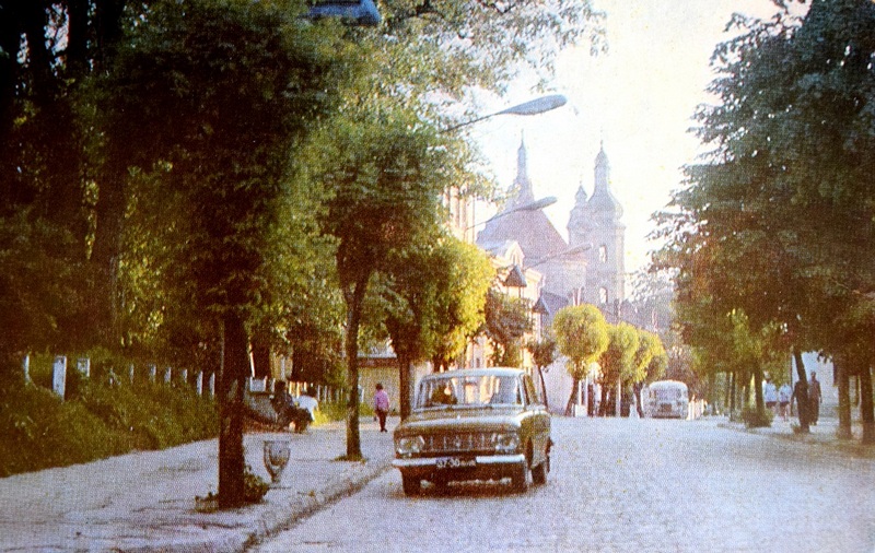 Улица Ленина. Сегодня улица Ленина – одна из красивейших магистралей города. С древних времён она считается главной артерией, о чём говорит и её старое название – Великая. Зелень и тишина сделали её излюбленным местом прогулок горожан, а приезжих привлекают сюда памятники старинной архитектуры и зональный краеведческий музей, в котором можно узнать всё о жизни Полесья – с древнейших времён и до наших дней.