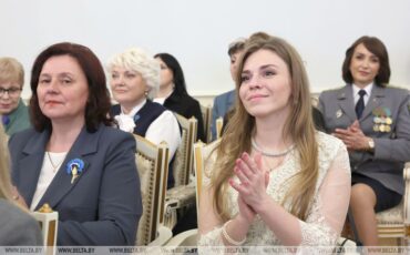 Наталья Лозицкая слева