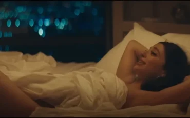 Майки Мэдисон в роли Аноры. Кадр видео: RottenTomatoesTRAILERS / YouTube