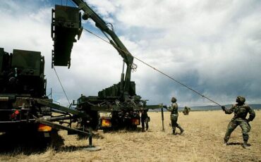 Американские зенитчики перезаряжают ЗРК Patriot. Фото: Senior Airman Jerry Morrison, Wikimedia.org