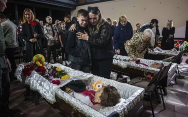 Похороны погибшей во время удара по Сумам семьи Мартыненко: отец, мать и 11-летний сын. Фото: AP Photo/Evgeniy Maloletka