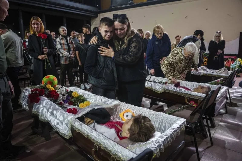 Похороны погибшей во время удара по Сумам семьи Мартыненко: отец, мать и 11-летний сын. Фото: AP Photo/Evgeniy Maloletka