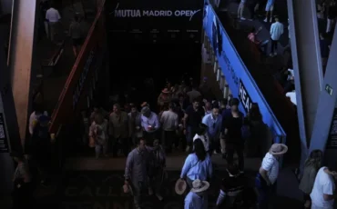 Посетители теннисного турнира Madrid Open во время всеобщего отключения электроэнергии в Мадриде, 28 апреля 2025 года. Manu Fernandez / AP