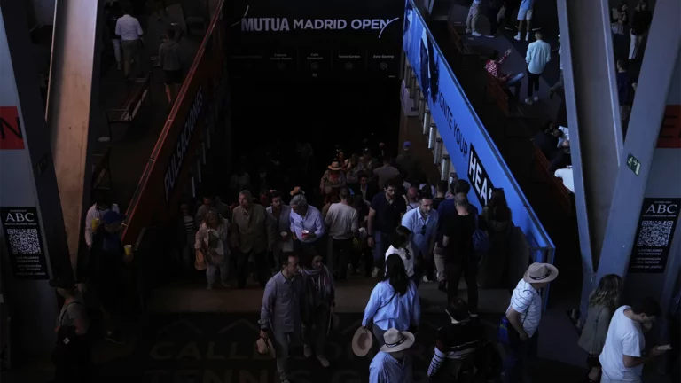 Посетители теннисного турнира Madrid Open во время всеобщего отключения электроэнергии в Мадриде, 28 апреля 2025 года. Manu Fernandez / AP