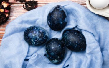 Как сделать «космические» яйца на Пасху