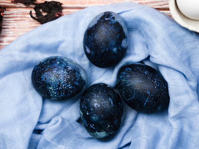 Как сделать «космические» яйца на Пасху