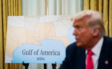 Президент США Дональд Трамп выступает рядом с плакатом с изображением Мексиканского залива, который был переименован им в Американский залив, в Овальном кабинете Белого дома в Вашингтоне, округ Колумбия, США, в четверг, 6 марта 2025 года. Фото: Reuters