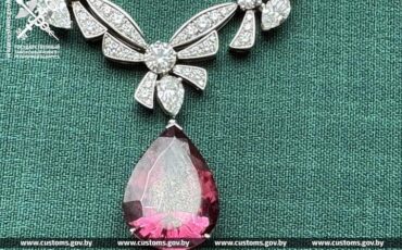 Ожерелье, которое изъяли на границе. 2025 год, Гродненская область. Фото: ГТК