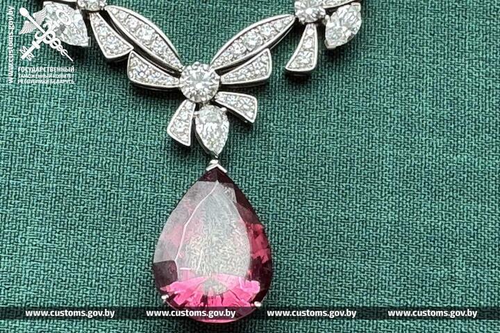 Ожерелье, которое изъяли на границе. 2025 год, Гродненская область. Фото: ГТК