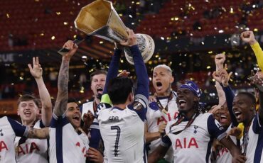 Сон Хын Мин поднимает трофей с товарищами по команде после победы в финале Лиги Европы, Бильбао, Испания, 21 мая 2025 года. Фото: Reuters