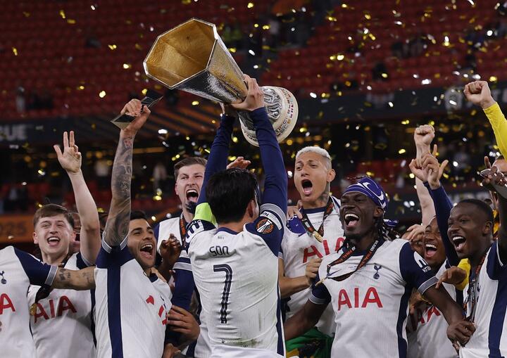 Сон Хын Мин поднимает трофей с товарищами по команде после победы в финале Лиги Европы, Бильбао, Испания, 21 мая 2025 года. Фото: Reuters