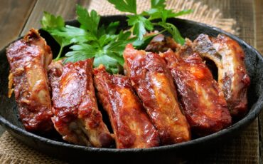 Свиные рёбра в рукаве в духовке