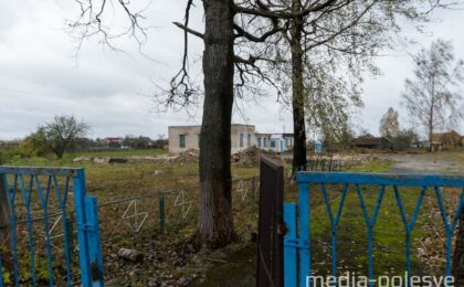 Школа, где учились мальчики. Школу уже закрыли, а деревянную пристройку разобрали