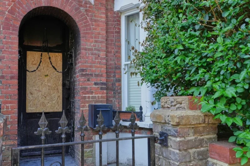 Поврежденные двери дома в Кентиш-Тауне. Фото: Kirsty Wigglesworth / AP