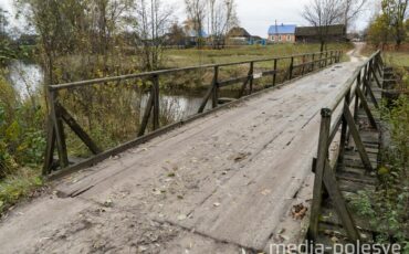 Мостик через реку, по которому ходили друзья