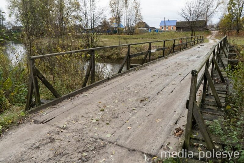 Мостик через реку, по которому ходили друзья