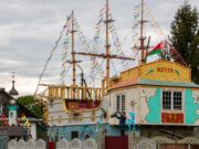 Дом-корабль и форт рядом с ним. Главное фото и по тексту Дмитрия Ленковца