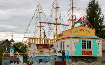 Дом-корабль и форт рядом с ним. Главное фото и по тексту Дмитрия Ленковца