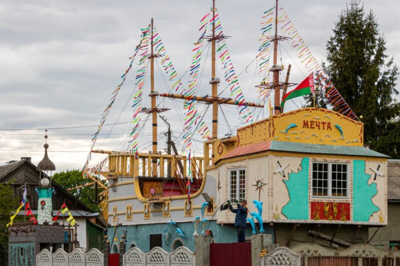 Дом-корабль и форт рядом с ним. Главное фото и по тексту Дмитрия Ленковца