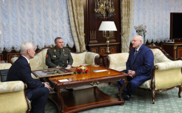 Александр Лукашенко и глава Минобороны РФ Андрей Белоусов (Минск, 16 мая 2025 года) Фото: пресс-служба Лукашенко