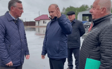 Гостям проводит экскурсию председатель Лунинецкого райисполкома Александр Савина