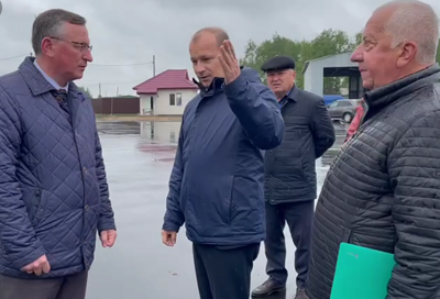 Гостям проводит экскурсию председатель Лунинецкого райисполкома Александр Савина