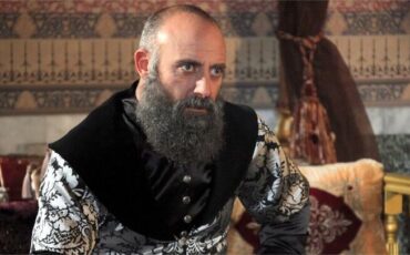 Халит Эргенч в роли султана Сулеймана в «Великолепном веке». Кадр из сериала