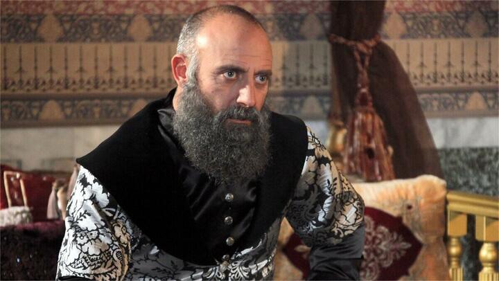 Халит Эргенч в роли султана Сулеймана в «Великолепном веке». Кадр из сериала