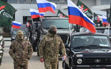 Российские военнослужащие принимают участие в церемонии получения новых автомобилей и военной техники, переданных российским движением «Народный фронт», в Ростове-на-Дону, Россия 23 февраля 2025 года. Фото: Reuters